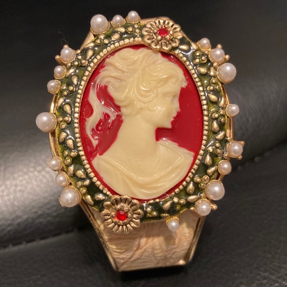 Jewelry - Adorable ponytail cameo spring cuff